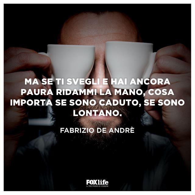 Citazione Fabrizio De Andrè Uomo con due tazzine di caffè davanti agli occhi