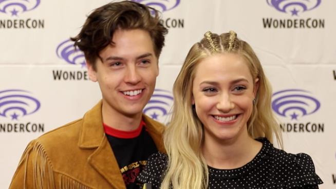 Gli auguri speciali di buon compleanno di Lili Reinhart a Cole Sprouse Lili Reinhart e Cole Sprouse insieme sorridenti