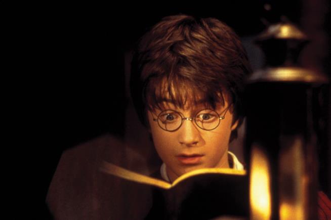 Daniel Radcliffe è Harry Potter Harry Potter legge un libro