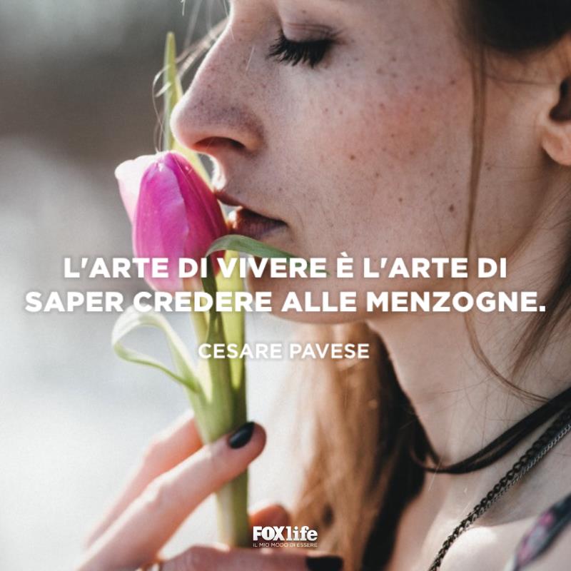 Frase vivere Ragazza annusa un fiore