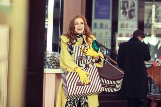 Come evitare eventuali truffe su Amazon Isla Fisher in una scena del film I Love Shopping