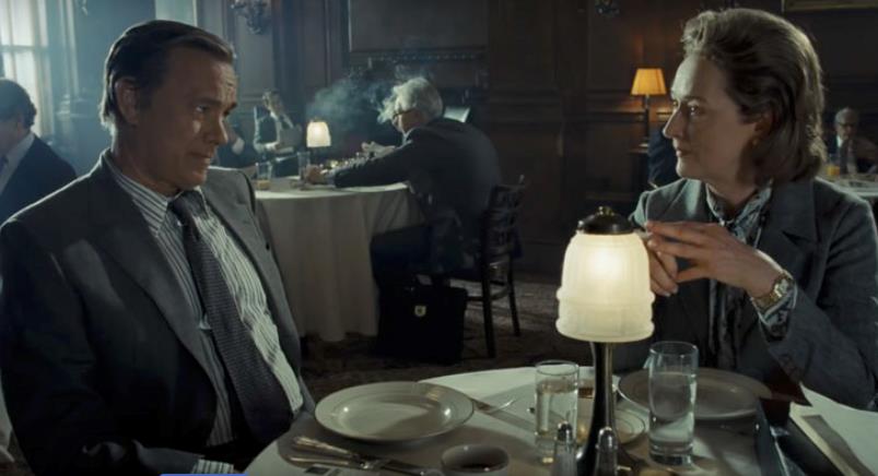 Tom Hanks e Meryl Streep, rispettivamente nel ruolo di direttore ed editore del The Post, in un ristorante di Washington Tom Hanks e Meryl Streep in un ristorante di Washington in The Post
