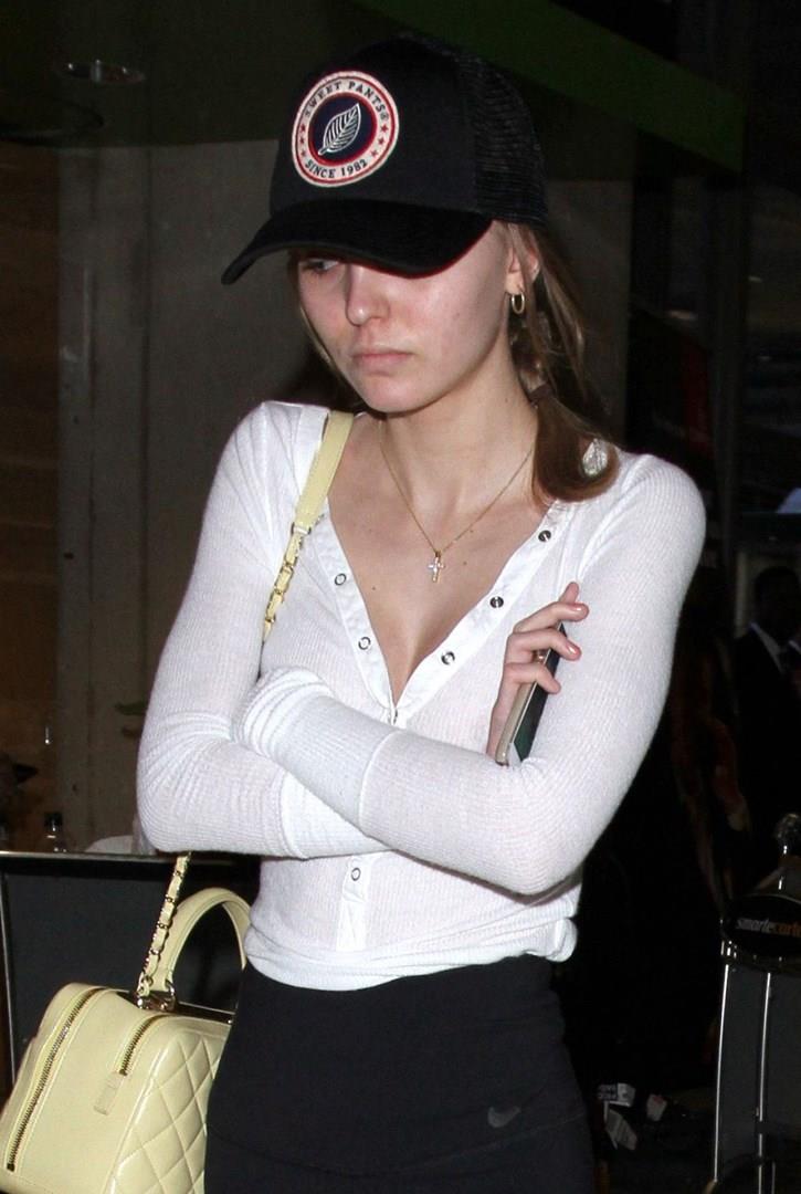 Lily-Rose Depp in aeroporto Lily-Rose Depp in look casual in aeroporto