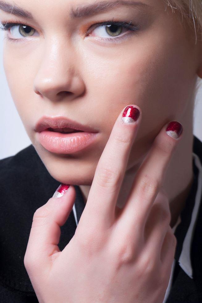 Unghie rosse e argentate Unghie con glitter