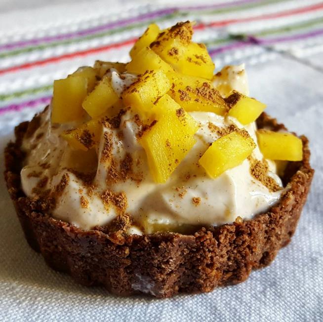 Cestino ripieno di yogurt greco e mango Crostatina con crema e frutta