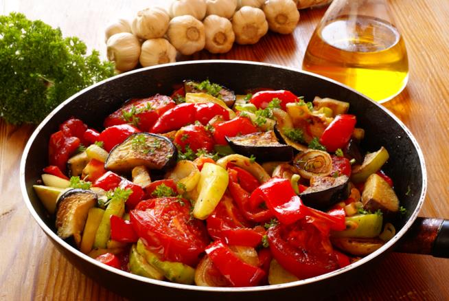 Ratatouille di verdure con melanzane, zucchine, patate e pomodori Ratatouille di verdure