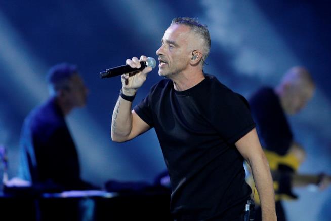 Eros Ramazzotti in radio con il singolo Per le strade una canzone insieme a Luis Fonsi Per le strade una canzone è il nuovo singolo di Eros Ramazzoti con Luis Fonsi: testo e video
