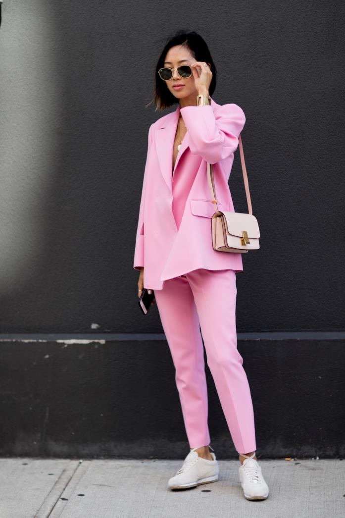 Completo rosa indossato con sneakers bianche Completo rosa abbinato a sneakers bianche