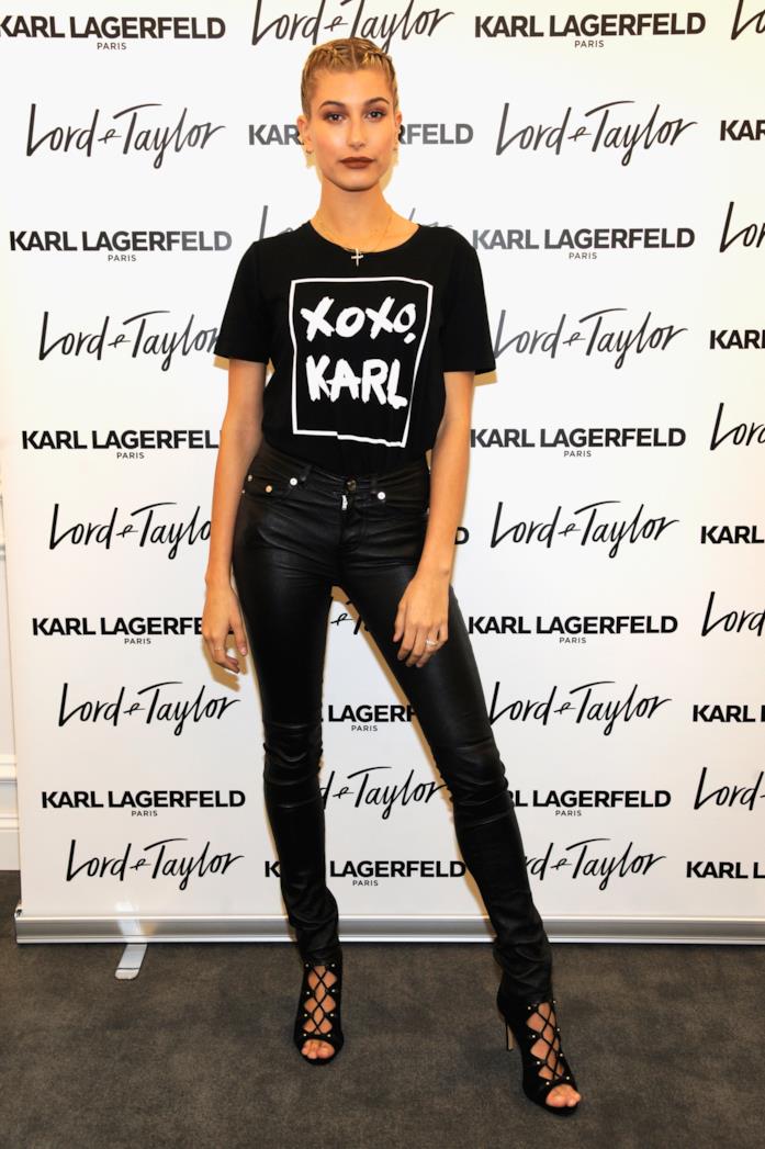 Hailey Baldwin indossa pantaloni di pelle, t-shirt e sandali allacciati Hailey Baldwin sfoggia pantaloni di pelle, t-shirt e sandali allacciati