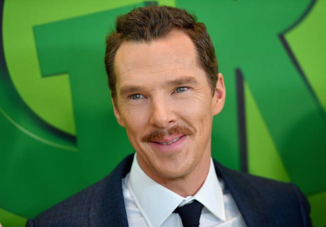 Benedict Cumberbatch riferisce l'esilarante commento di sua madre quando lo scelsero per Sherlock Benedict Cumberbatch