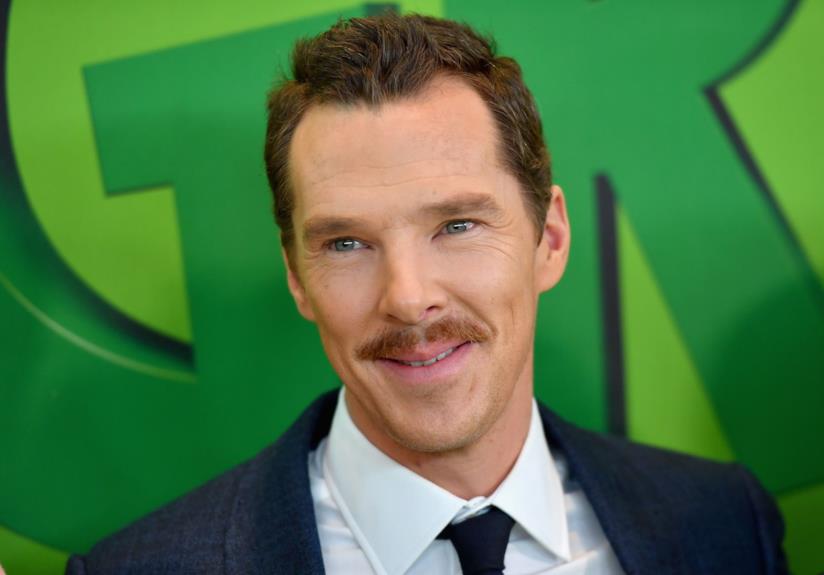 Benedict Cumberbatch riferisce l'esilarante commento di sua madre quando lo scelsero per Sherlock Benedict Cumberbatch