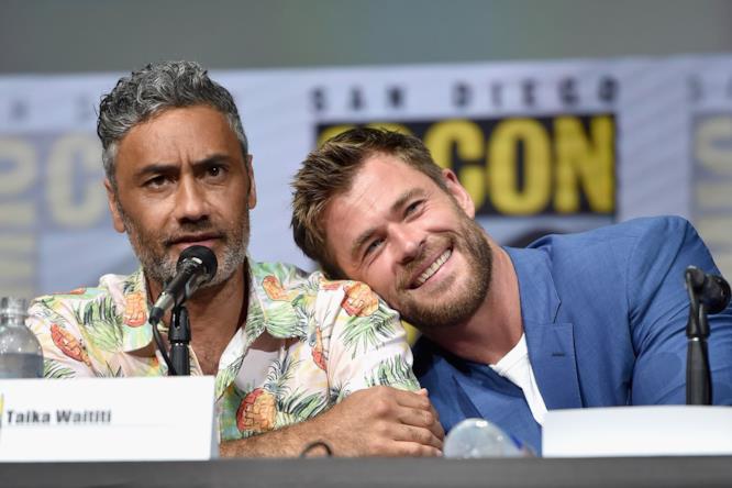 Taika Waititi e Chris Hemsworth in un momento di tenerezza Taika Waititi e Chris Hemsworth al Comic-Con di San Diego 2017