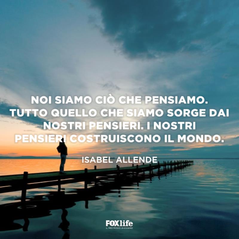 Siamo ciò pensiamo Donna ferma su un pontile al tramonto