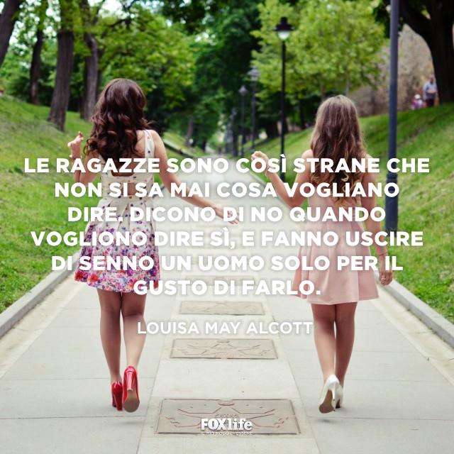 Frase Alcott Ragazze camminano vicine in un parco