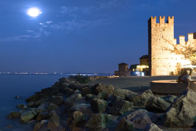 La meravigliosa atmosfera del Castello Scaligero su Lago di garda Scorcio di FIrenze