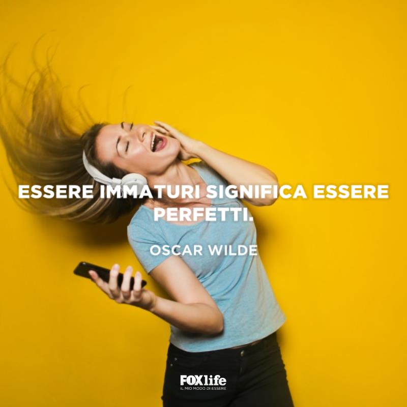 Frase essere immaturi Ragazza ascolta la musica