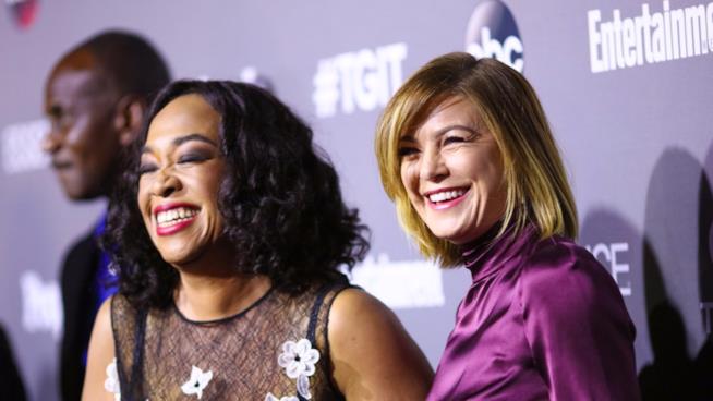 Ellen Pompeo tornerà per Grey's Anatomy 13 Shonda Rhimes e Ellen Pompeo a un evento ABC