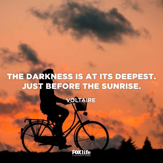 Frase Voltaire Uomo in bicicletta all'alba