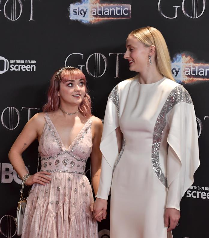 Sophie Turner insieme a Maisie Williams Sophie Turner insieme a Maisie Williams a Belfast