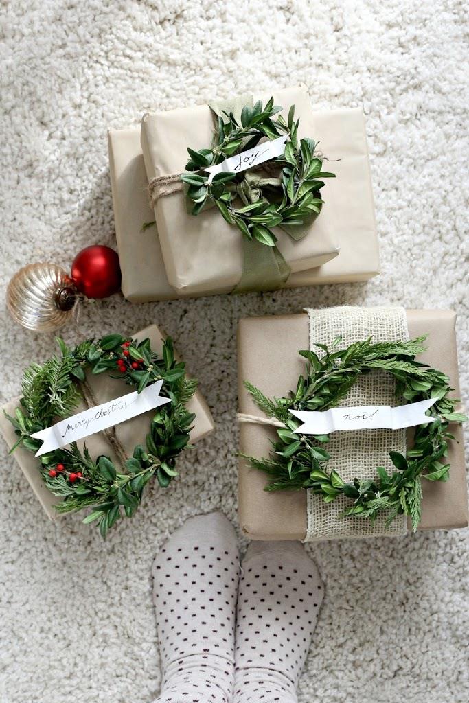 Pacchetti regalo fai da te con ghirlande di alloro I pacchetti finiti decorati con vischio e alloro