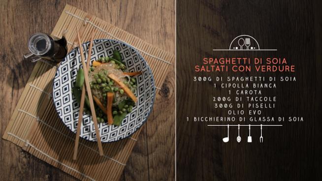 Spaghetti di soia cinesi saltati con le verdure Spaghetti di soia e verdure