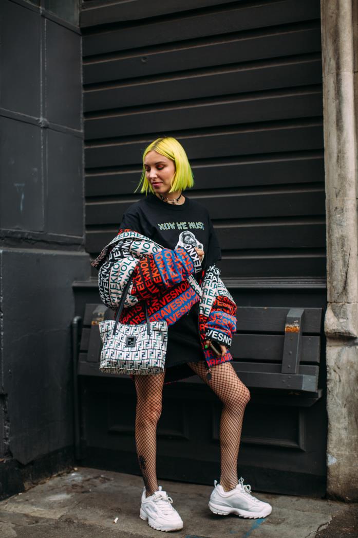 Bomber must have per outfit streetwear Bomber logo su t-shirt maxi nera e sneakers bianche