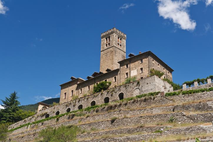 Sarre Castello Reale di Sarre si staglia contro il cielo blu.