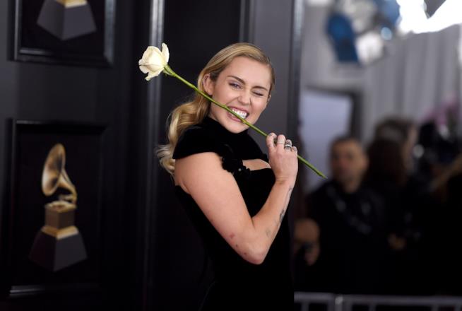 Miley Cyrus non si pente delle foto senza veli scattate quando aveva 15 anni L'attrice e cantante Miley Cyrus
