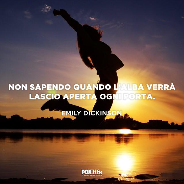 Frase Emily Ragazza salta all'alba di fronte a un lago