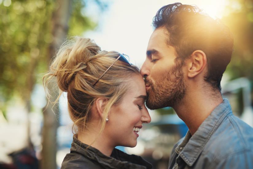 Il segreto per avere una relazione di lunga durata Un ragazzo bacia sulla fronte la sua fidanzata