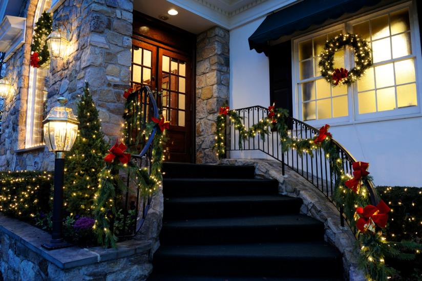 Consigli per abbellire casa e albero di Natale Una famiglia riunita a tavola per lavorare sulle decorazioni di Natale