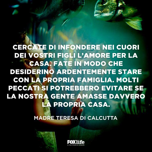 Frase Madre Teresa Bambino con le mani appoggiate contro un vetro