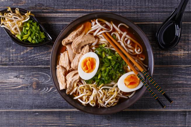 Ramen con il brodo di pollo Ramen giapponese