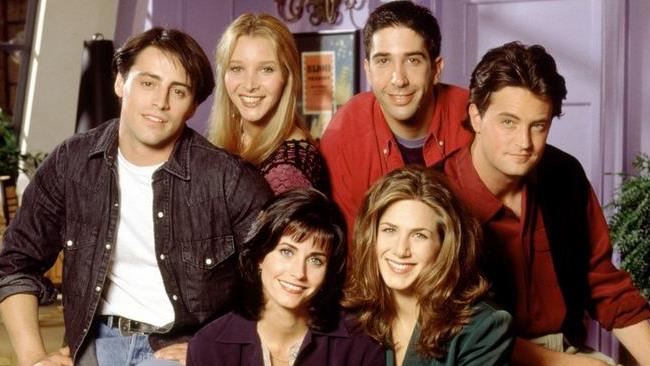 10 serie da guardare se siete nostalgici di Friends Il cast di Friends nell'appartamento di Monica