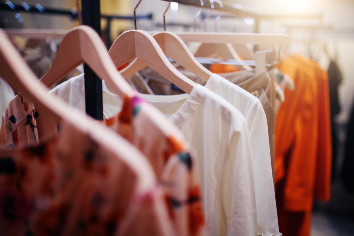 Abiti in fila in una boutique