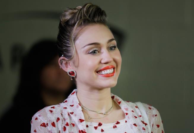 Miley Cyrus sorprende una delle vittime della strage di Las Vegas Primo piano di Miley Cyrus
