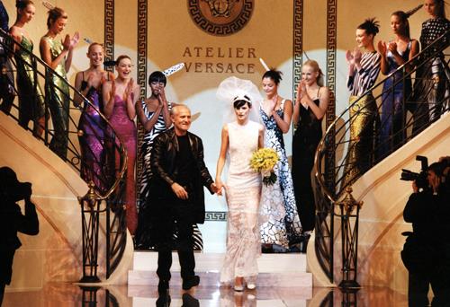 Versace - Sfilata Una sfilata di Versace con lo stilista in passerella