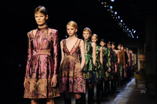Addio alle pellicce alla settimana della moda di Londra Una sfilata alla London Fashion Week