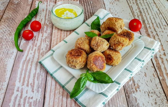 Polpette al forno di verdura e cereali Piatto con palline dorate