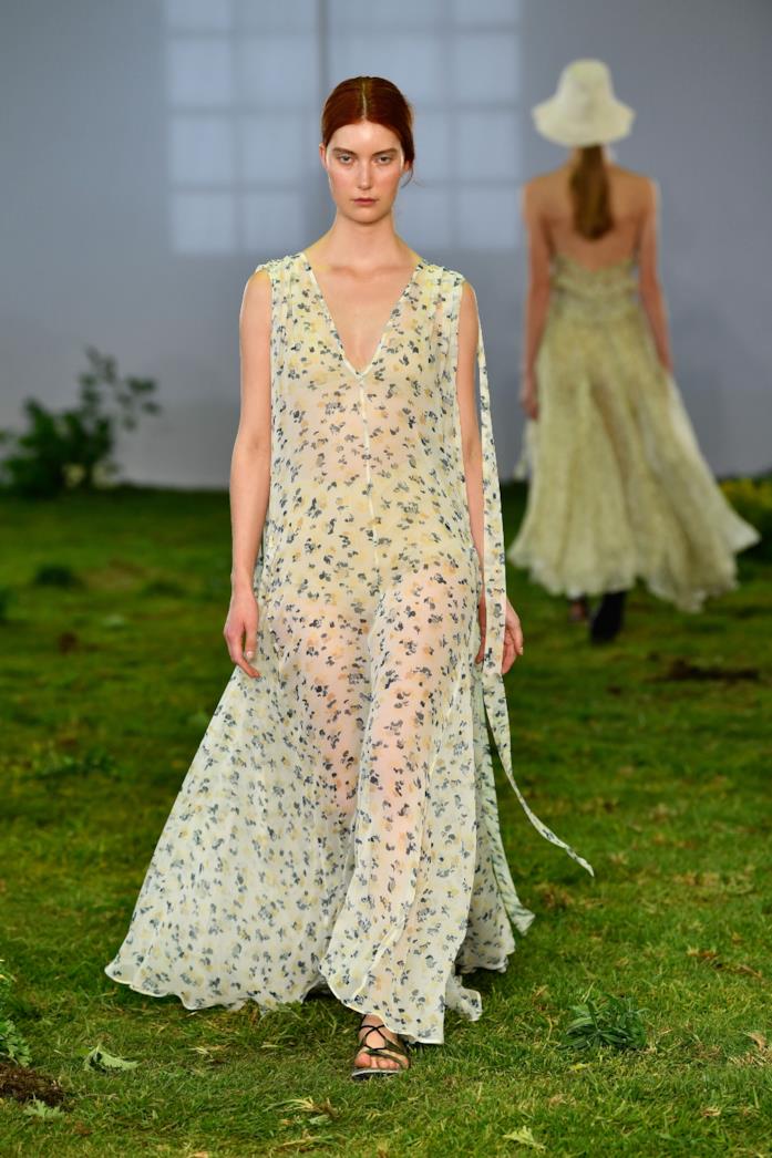 Maxi dress a stampa floreale e sandali flat Abito lungo iper femminile e sandali bassi