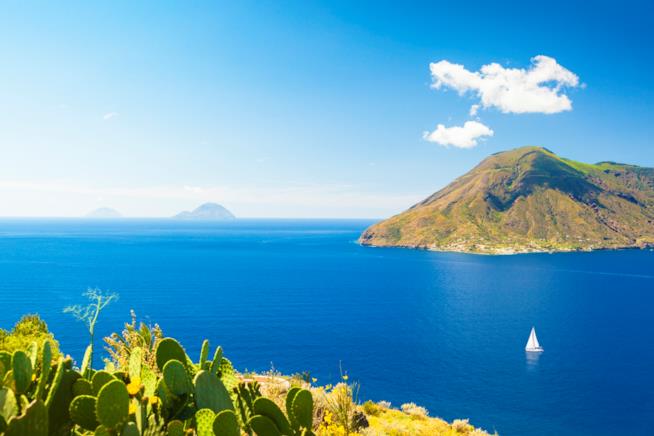 Un panorama dall'alto di Filicudi, nelle isole Eolie Vista dall'alto di Lipari, isole Eolie