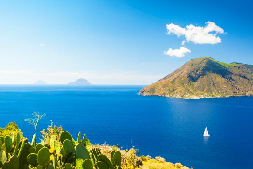 Un panorama dall'alto di Filicudi, nelle isole Eolie Vista dall'alto di Lipari, isole Eolie
