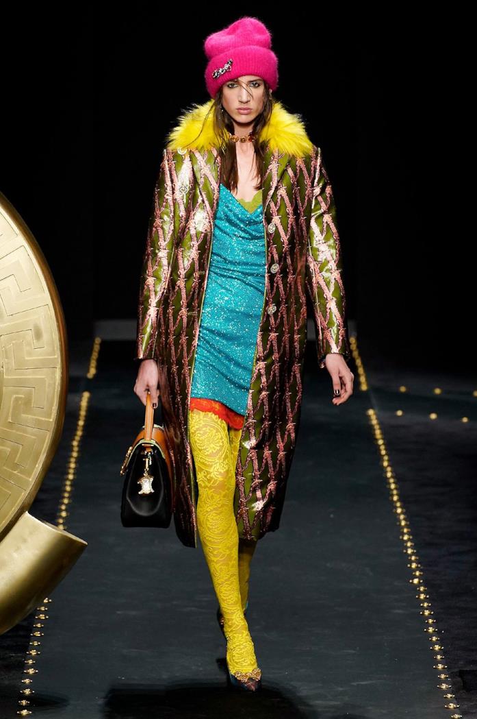 Il lamé è una star in passerella da Versace Un look iper colorato proposto da Versace