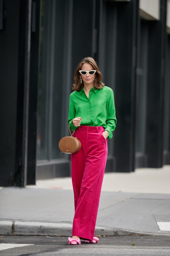 Camicia verde indossata con pantaloni a gamba larga fucsia e scarpe rosa Camicia verde abbinata a pantaloni a gamba larga fucsia e scarpe rosa