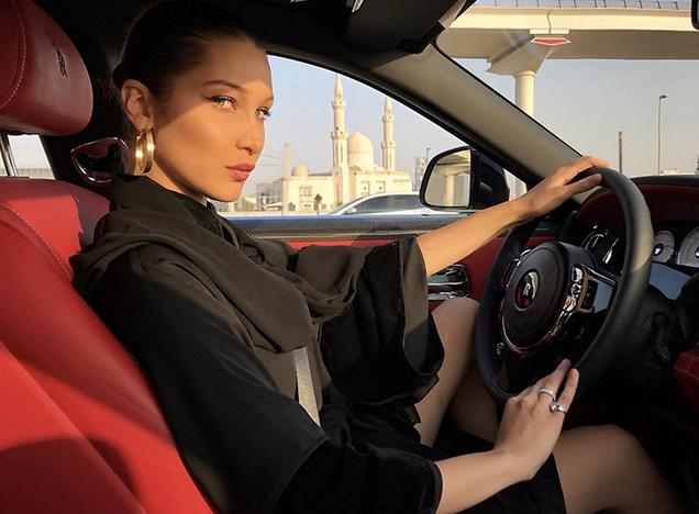 Bella Hadid Bella Hadid al volante con orecchini a cerchio