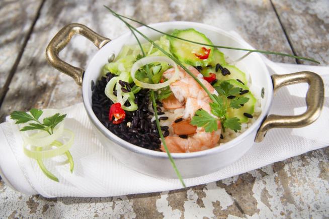Insalata di riso venere con pesce: la ricetta Riso venere all'insalata con salmone e gamberi