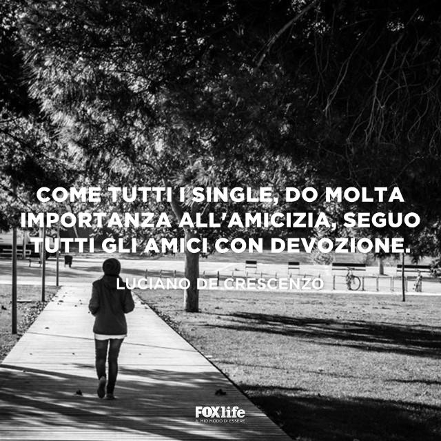 Frase amicizia Luciano De crescenzo Ragazza cammina da sola in un parco