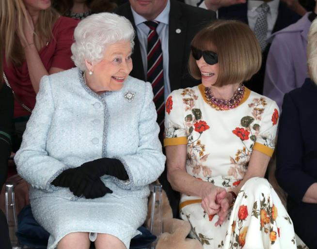 La Regina Elisabetta per la prima volta nella storia alle sfilate di Londra La Regina Elisabetta e Anna Wintour