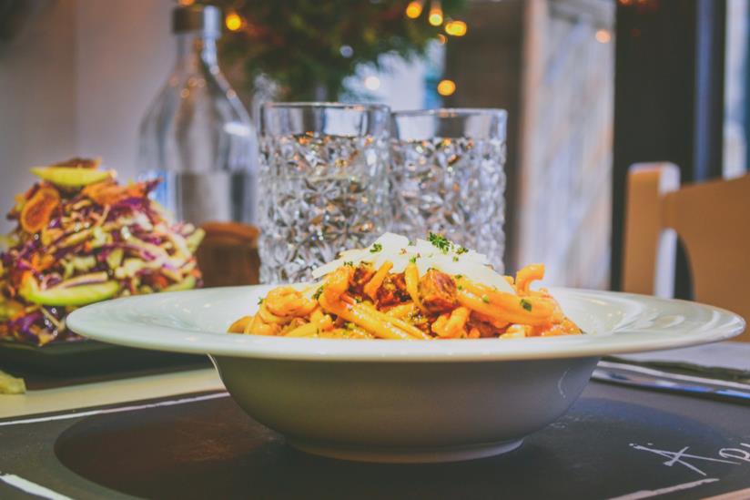 Primi di pesce per la Viglia di Natale Piatto di pasta su un tavolo imbandito