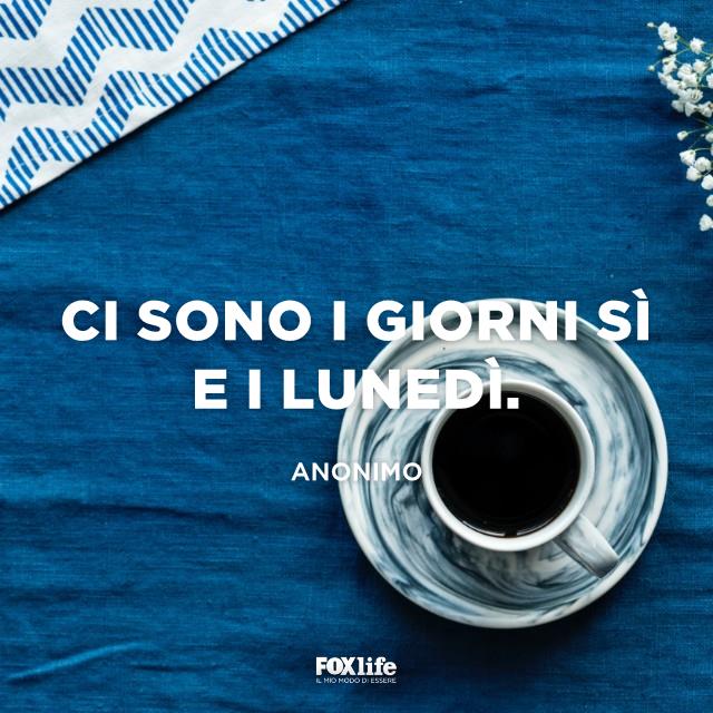Giorni sì e i lunedì Tazzina di caffè su tavolo blu